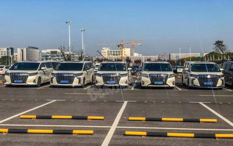 會議租車一般多少錢一天？